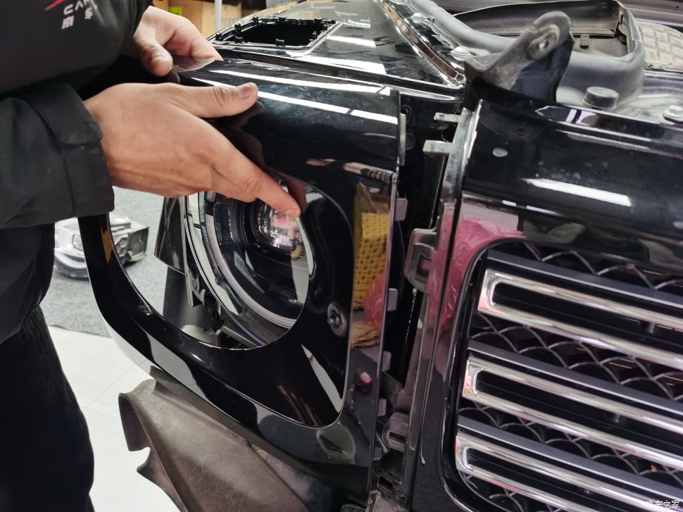 告别低配“蜡烛灯”，奔驰G350升级海拉几何多光束大灯