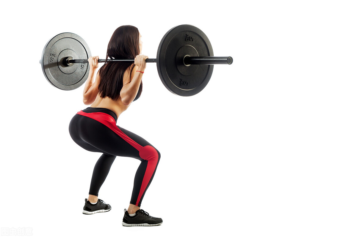 健身教练辅助女学员深蹲,辅助深蹲150kg女学员