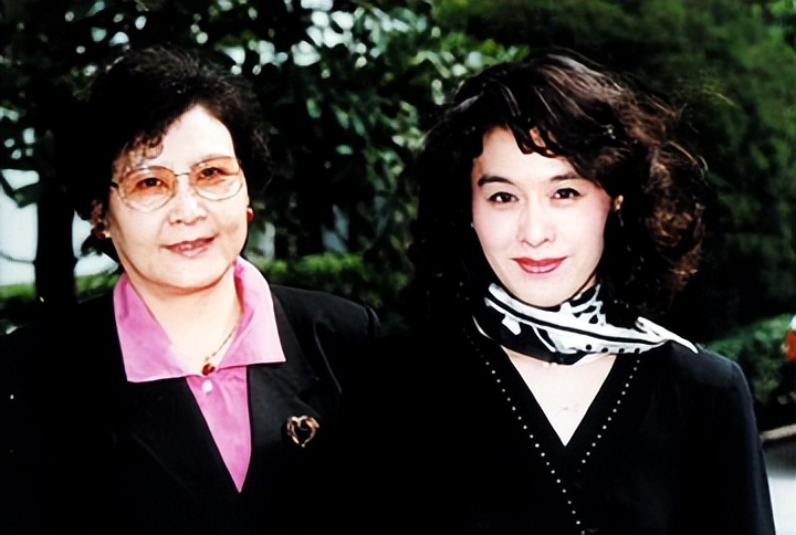 栗原小卷中野良子刘晓庆画报,栗原小卷送刘晓庆礼物