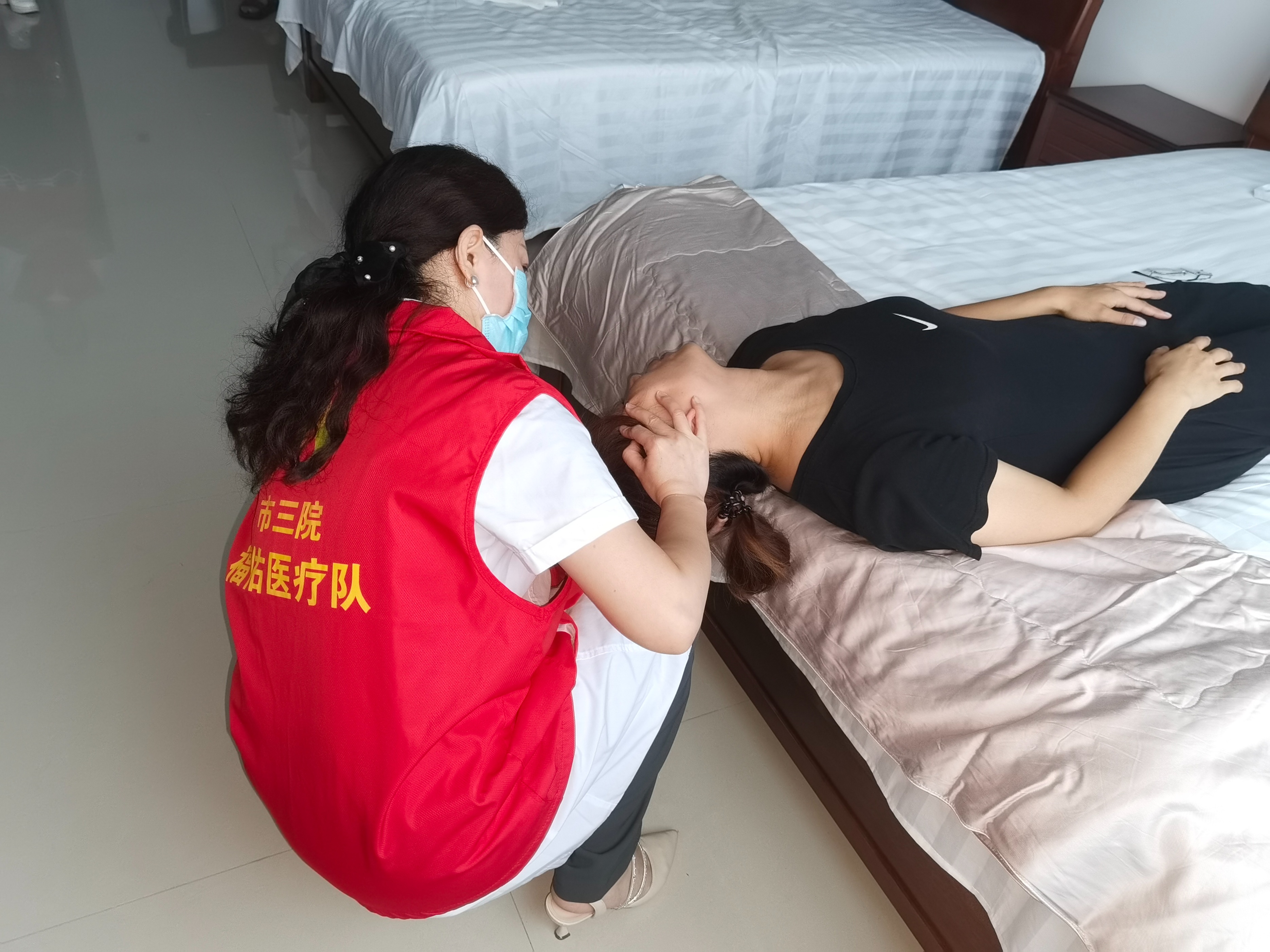 市三院联合宏仁堂“服务百姓健康行动”走进周村公共资源交易中心