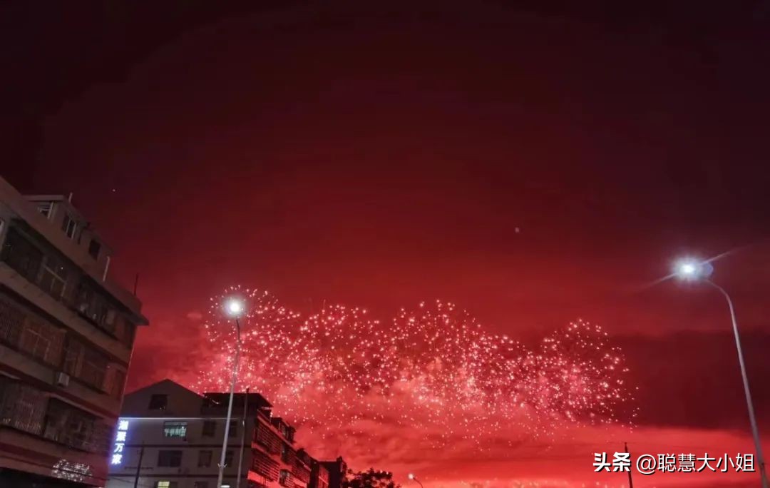 一场烟花登顶热搜！满城美食火成顶流，这座夏日小城太宝藏了！