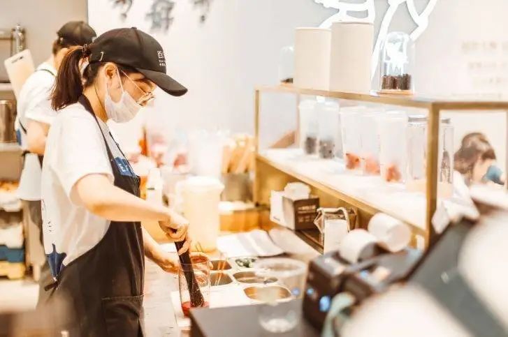 年轻人开奶茶店的优势和劣势,新开奶茶店的出路