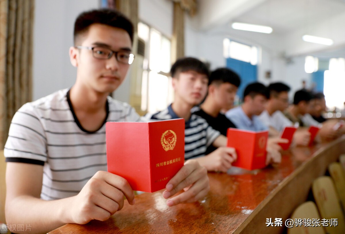 大学生成参军入伍主力军，专科生占一大块，在部队收入到底如何？