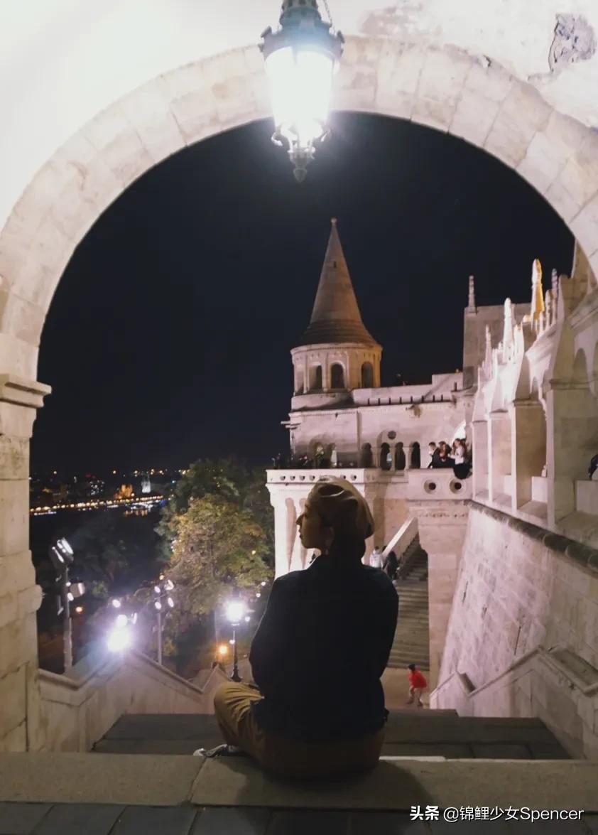 我在布达佩斯，收集了很多秋天送给你