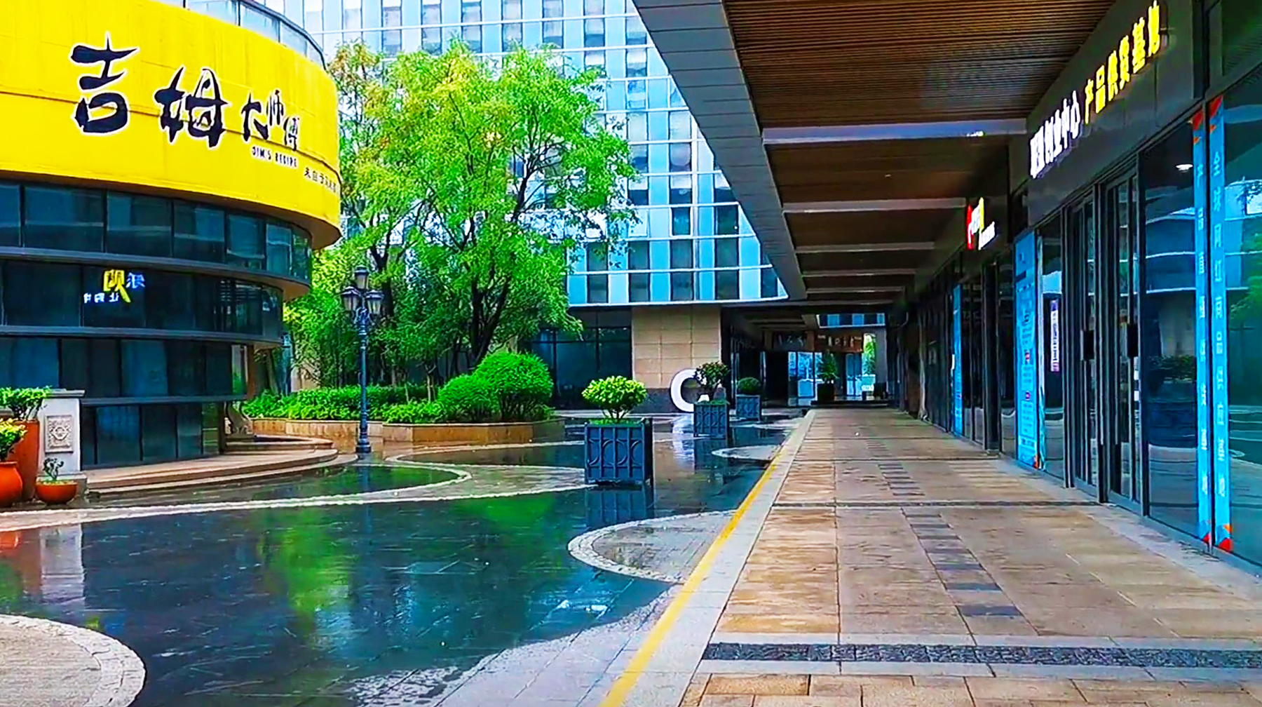 这个建在武汉城郊工业区里的商圈，汇聚3条地铁，人气有点冷清