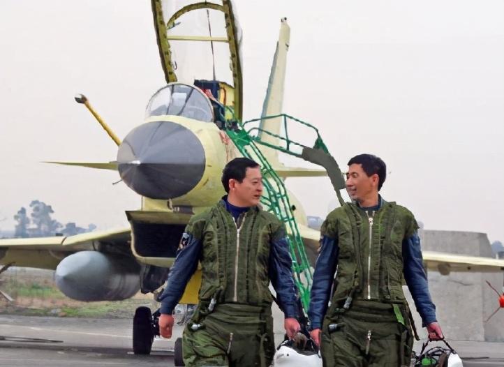 万米高空突然没油，中国试飞员放弃跳伞求生，8分钟避免上亿损失