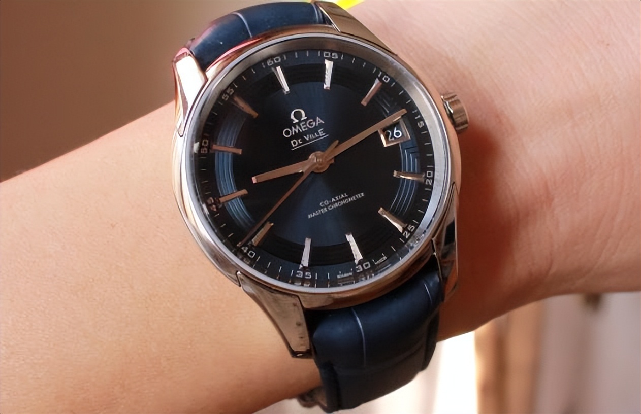 欧米茄手表在手上取不下来了怎么办？