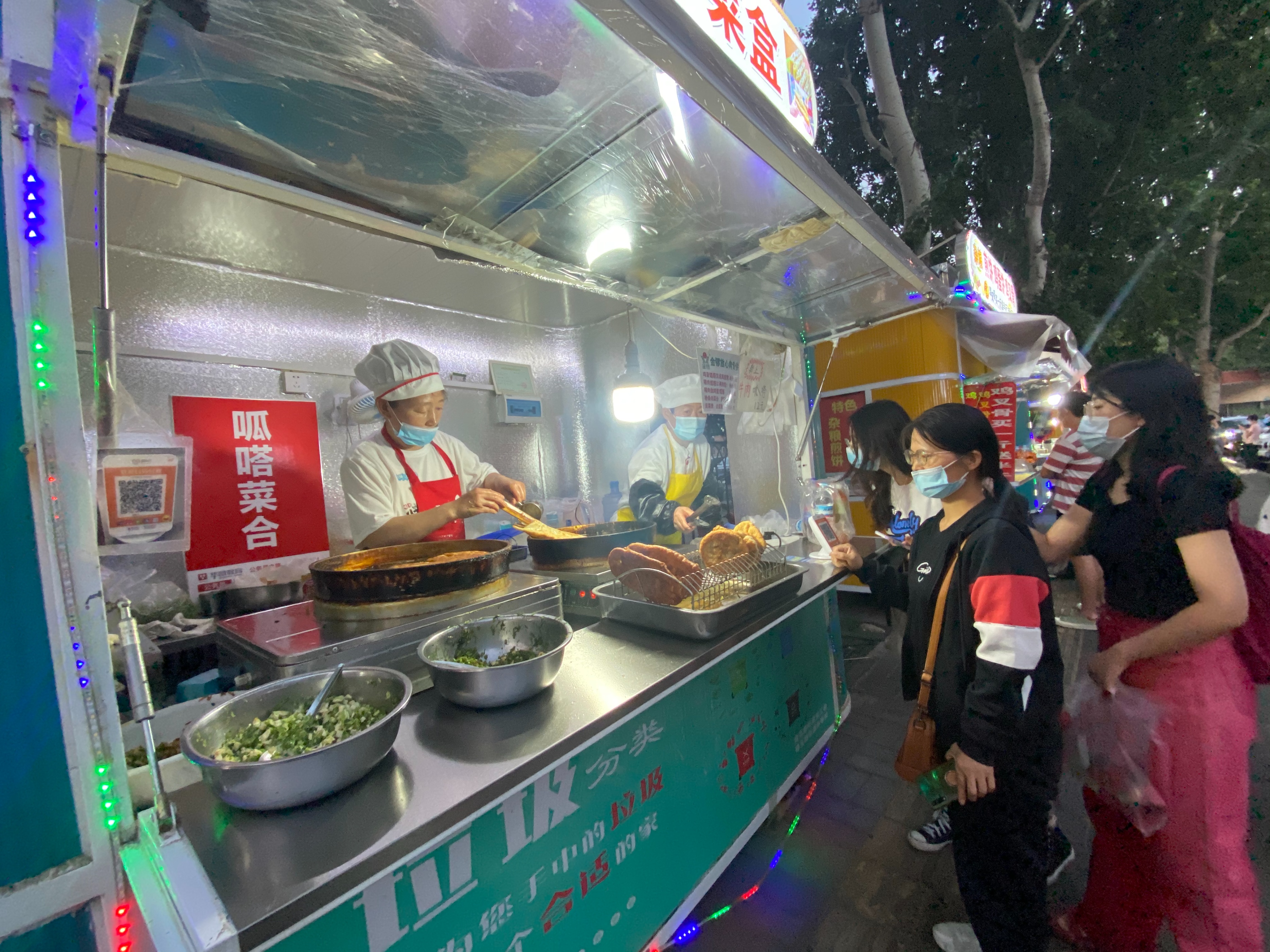 陪读妈妈摆地摊卖玩具,陪读妈妈摆地摊