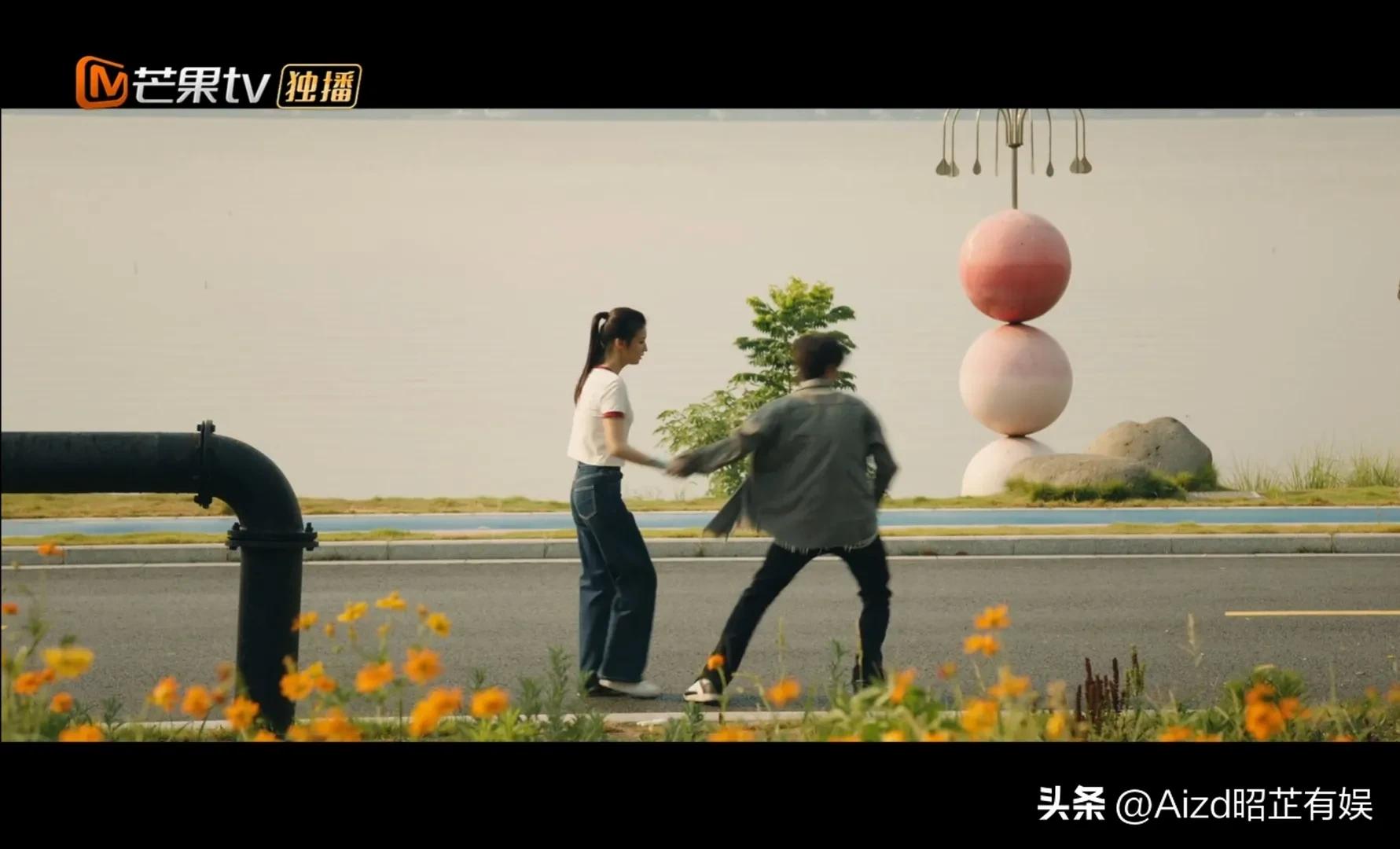 老妈教女儿要有教养,母亲教育闺女