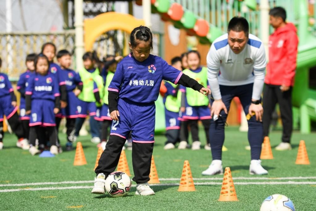 天津小孩儿踢足球,东丽湖小孩踢足球