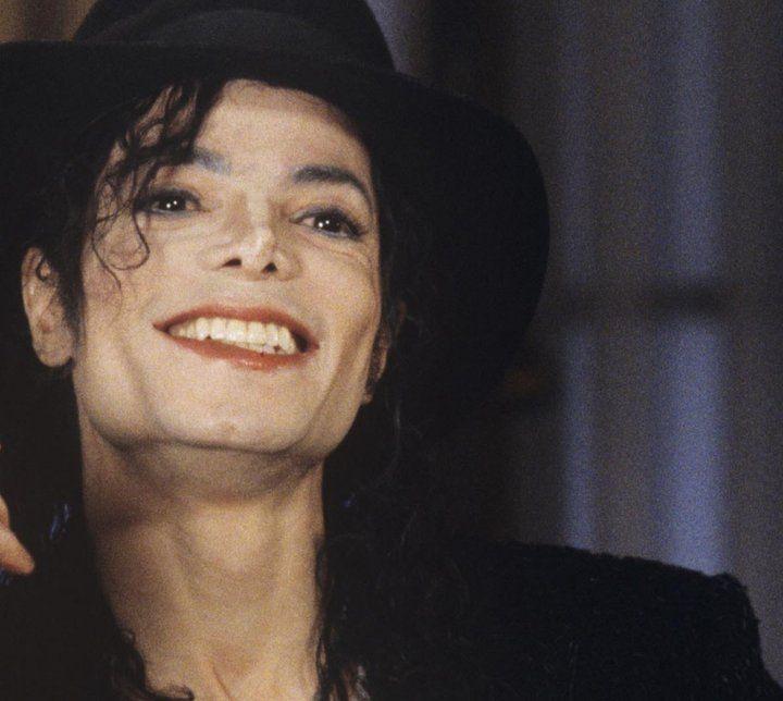 迈克尔杰克逊为什么要一直整容,迈克杰克逊的鼻子是整容失败了吗