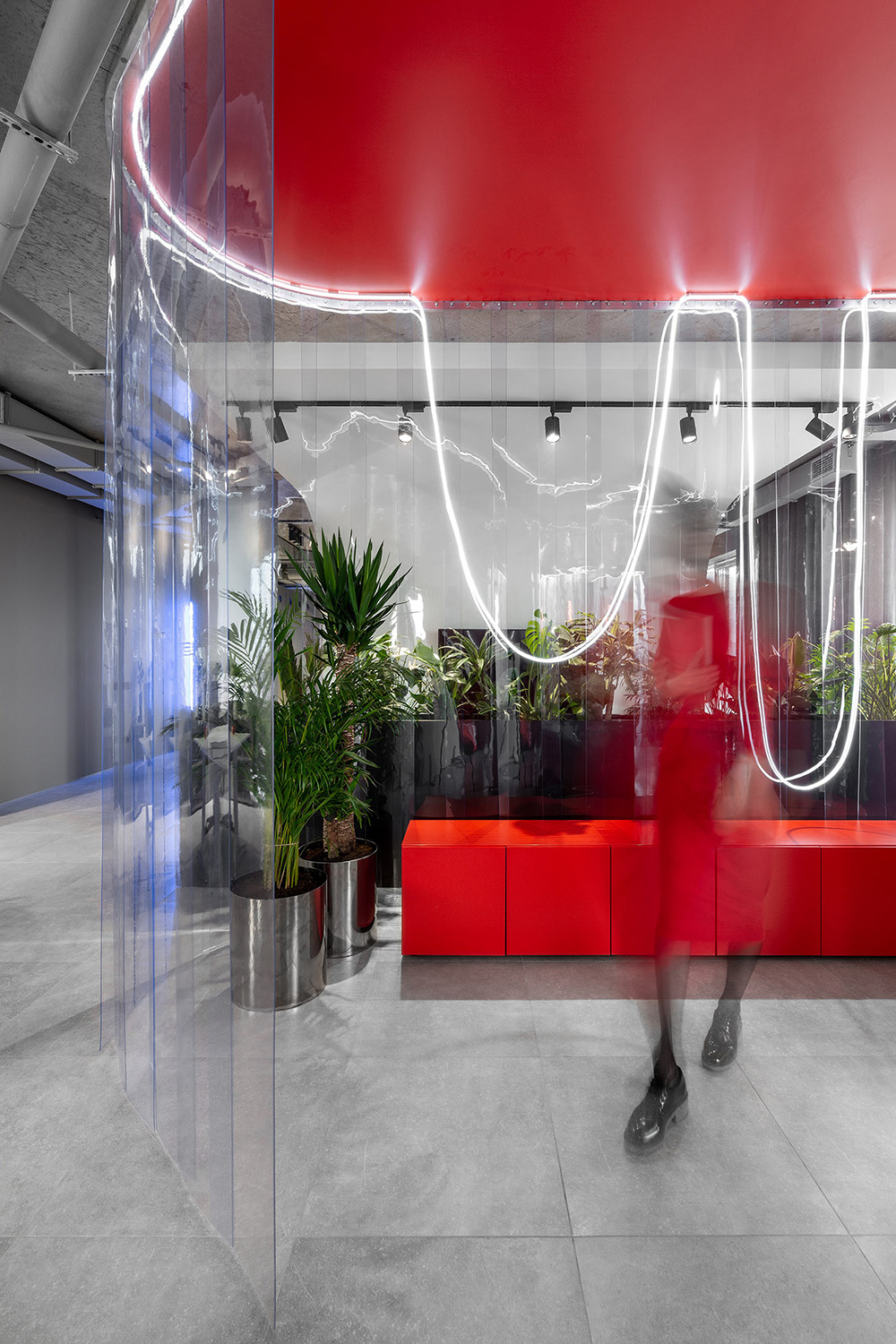 红蓝渐变手机游戏开发公司基辅办公设计欣赏