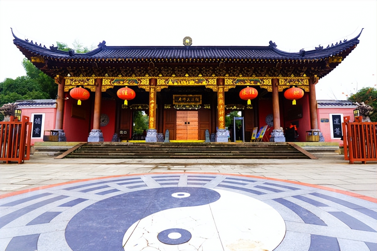 问道龙虎山，观“天下三绝”，“道教第一山”碧水丹霞入画来