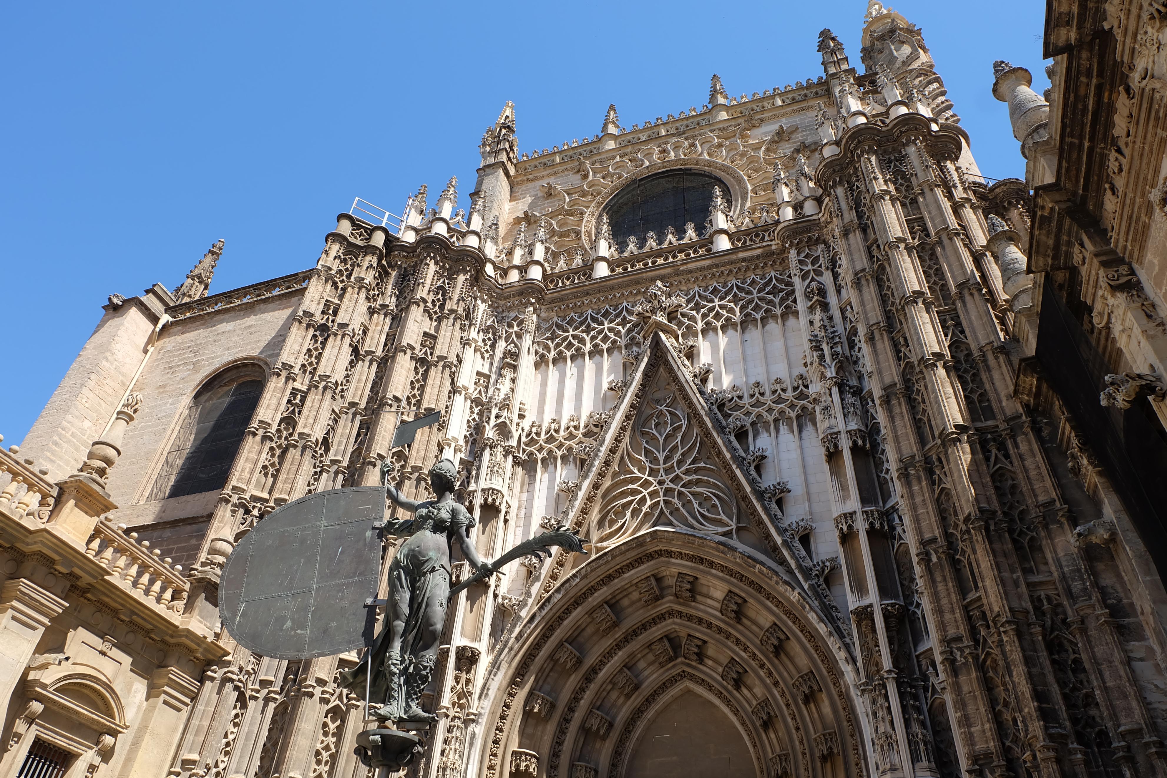 西班牙的建筑风格，反映出西班牙文化怎样的特点？