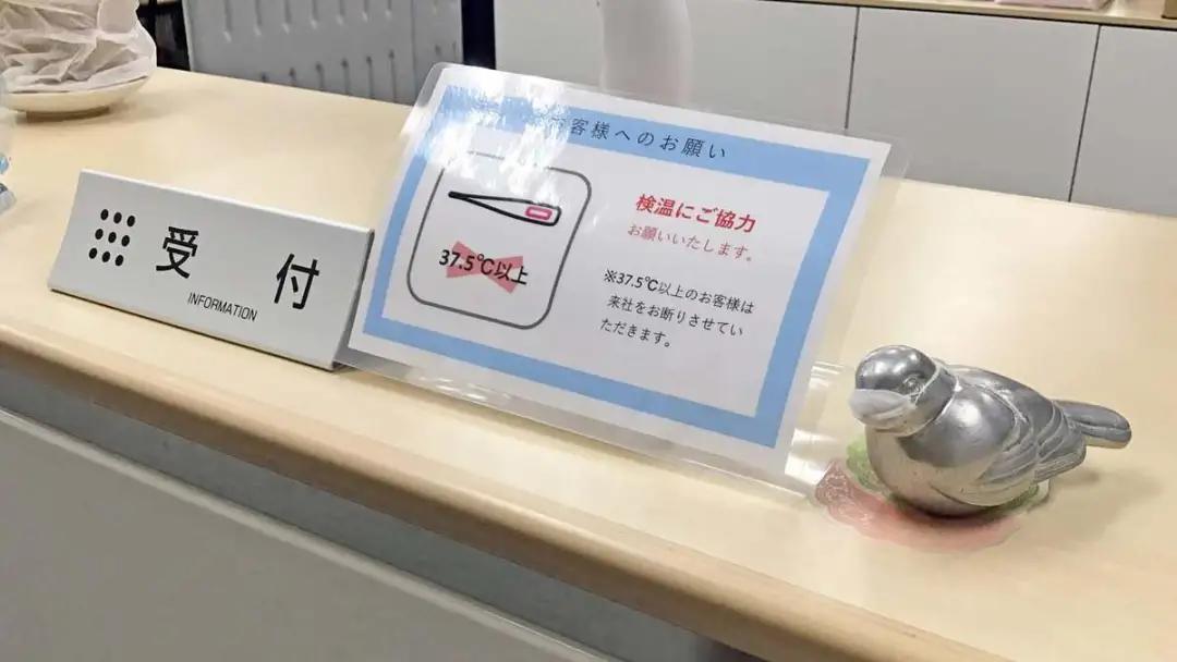 害怕小鸟受凉，有人悄悄为它们织了22年的毛衣