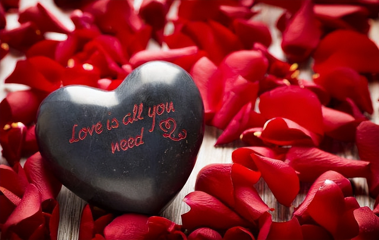 第一次见面送女生什么礼物相亲,第一次见面送女生什么花