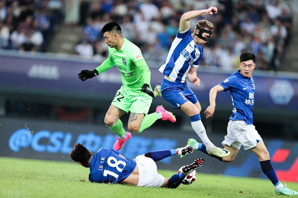 天津津门虎球员穿什么球鞋，于根伟又穿过哪些球鞋呢，看我来盘点