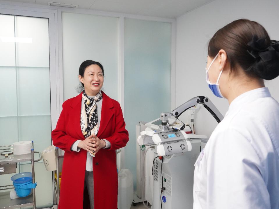 省人民医院皮肤医疗美容中心主任李雪莉教授莅临商丘市参观指导