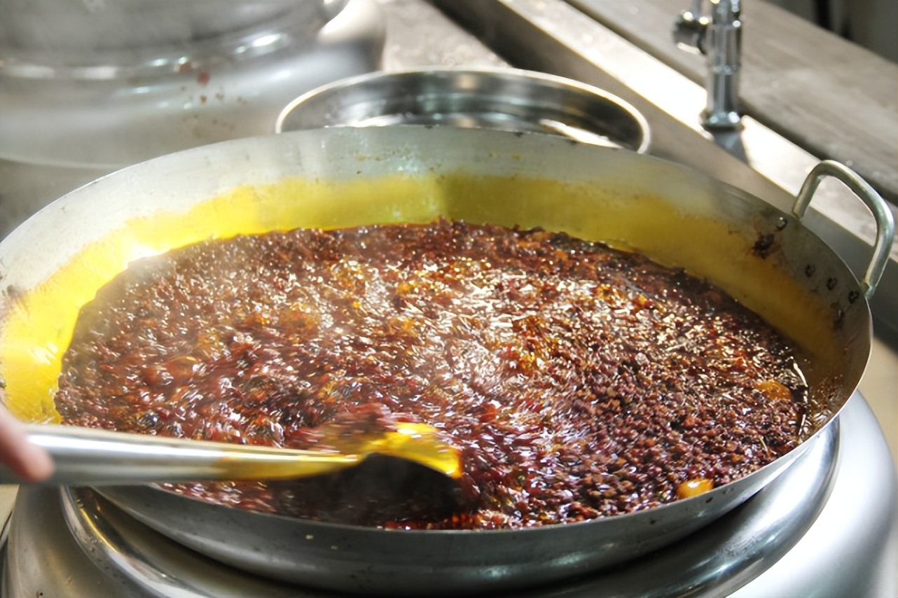 如何牛油火锅底料清澈红亮,炒好火锅料