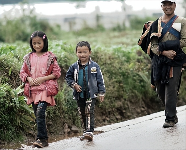 荒唐案件:42岁无证医生控制17岁姑娘，还在*体下**上“锁”闻所未闻