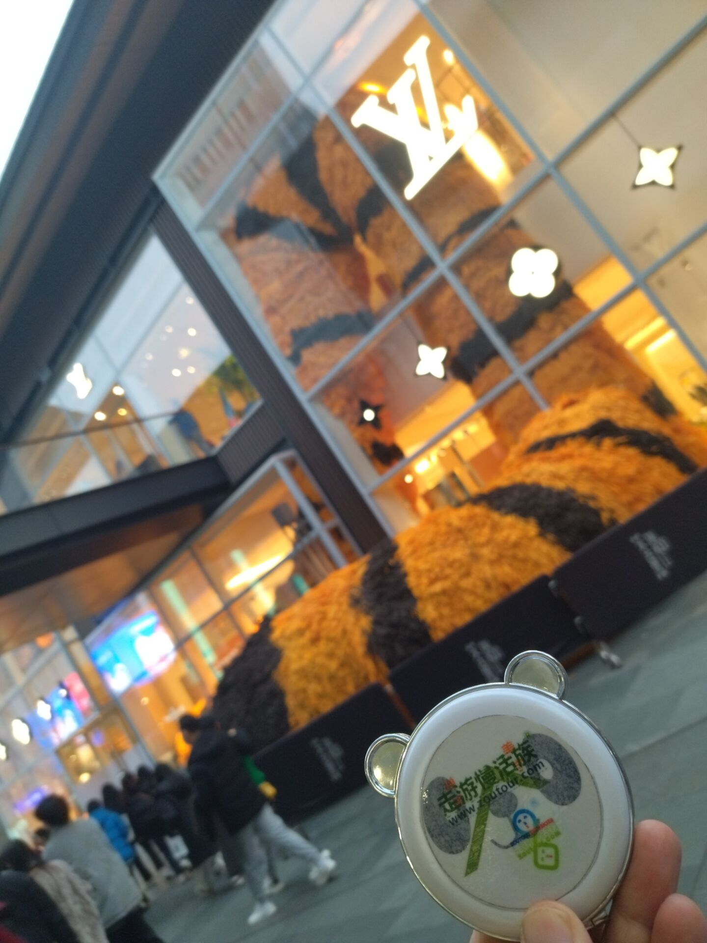 2022元宇宙动态文创设计师成都太古里LV照猫画虎走游慢活族