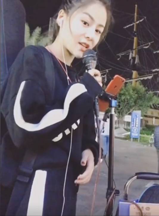 花姐：草根逆袭！一首《狂浪》赚千万，从流浪歌手变成顶级网红