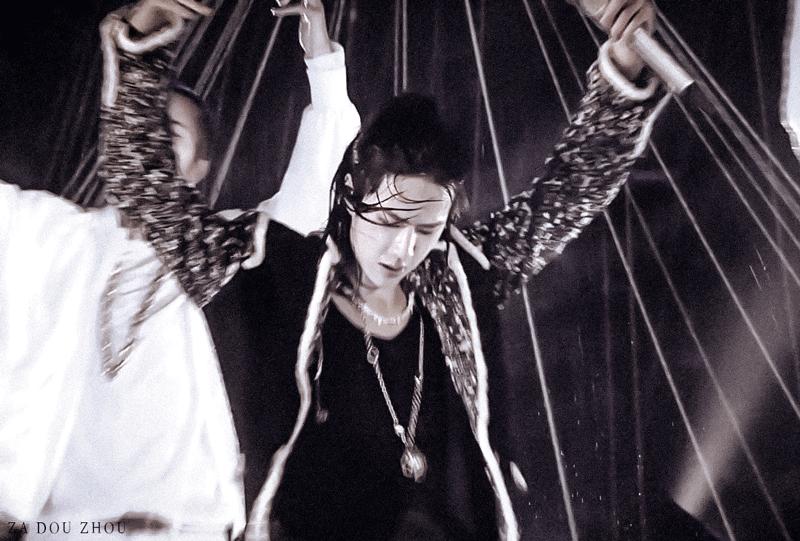 王一博回眸杀蓝湛,王一博跳舞杀马特