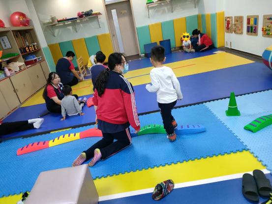 3岁宝宝拿什么咬什么是怎么回事,孩子用嘴咬东西是什么原因