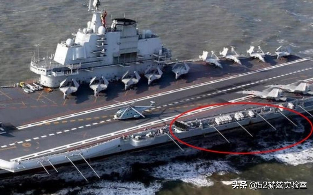 为什么航母旁边有很多小船,为什么航母后面有长长的拖尾