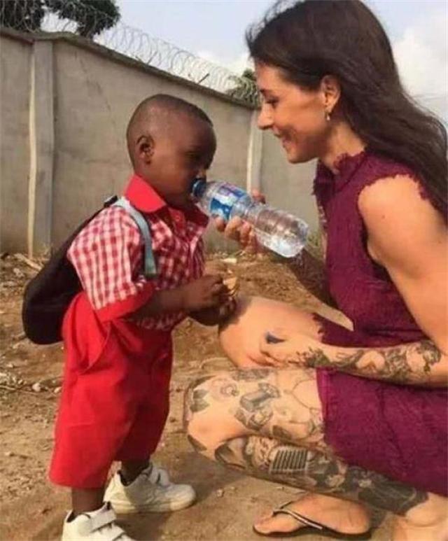 9年过去了，当年的非洲“讨水男孩”，被游客收养后，过得怎么样