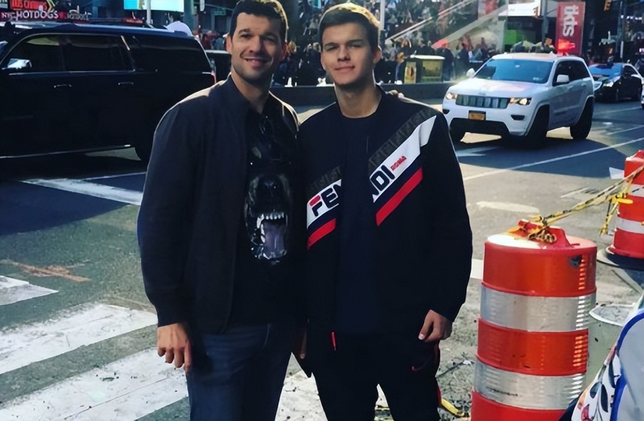 会玩！45岁德国巨星新女友曝光：21岁漂亮模特，是儿子的好友