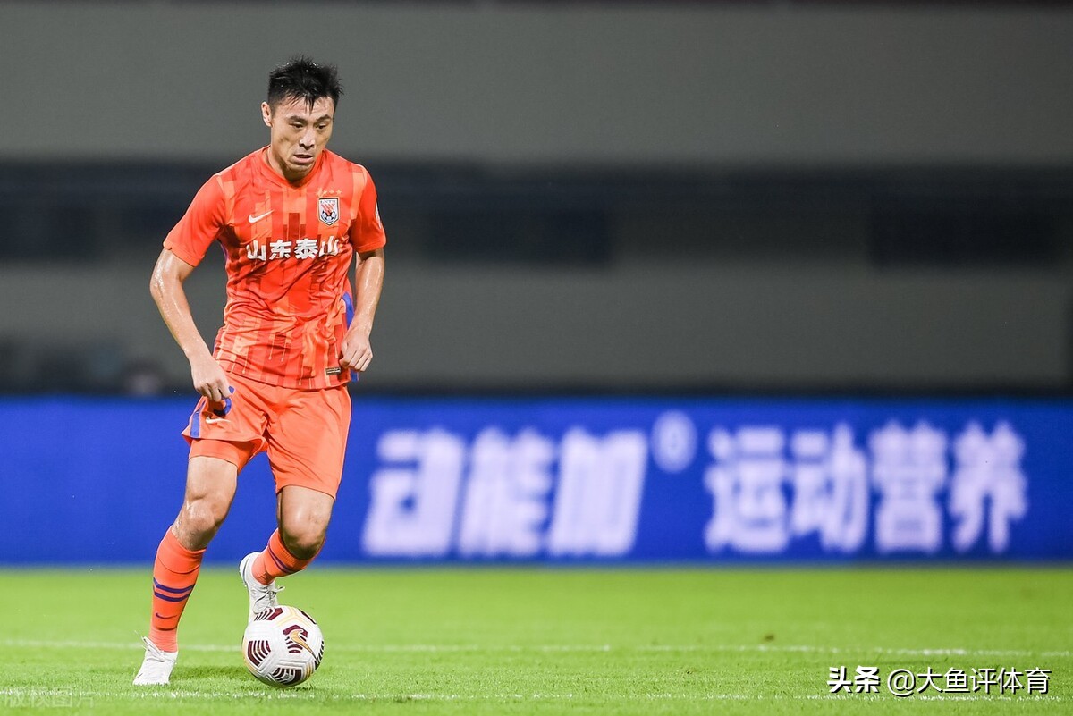 众望所归，李霄鹏担任男足主教练，国足以泰山阵容开启重建之路