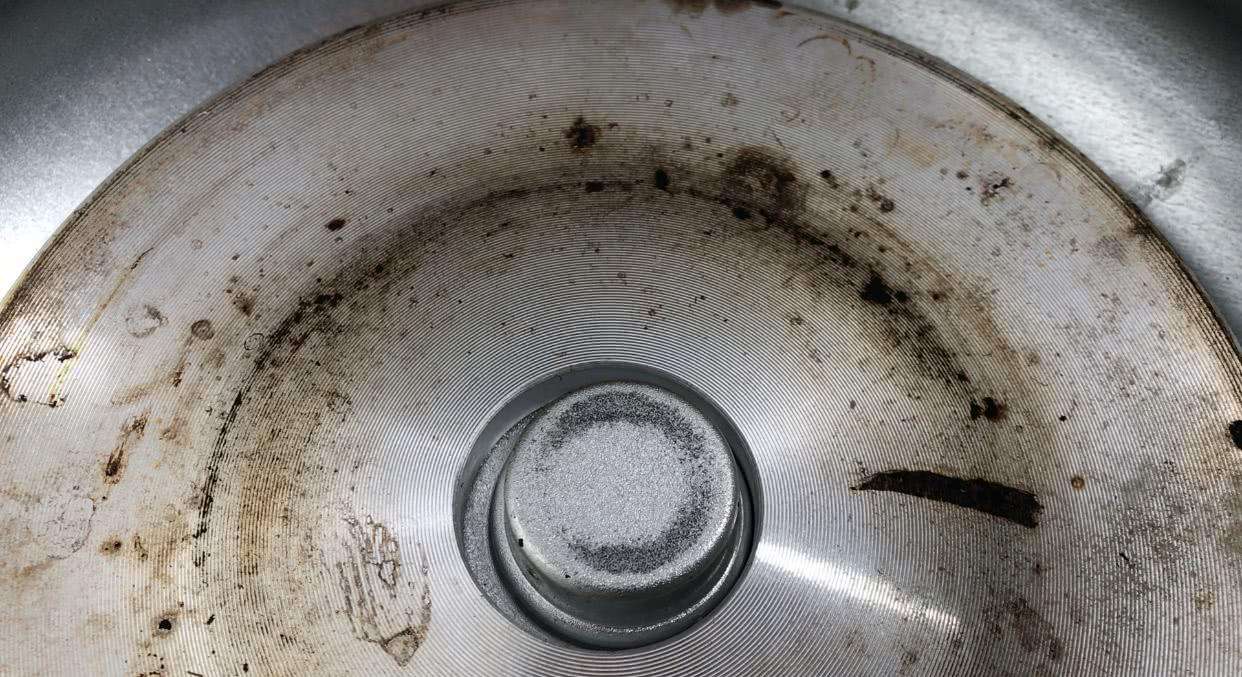 家里的炒菜锅铁锅锅底脏了怎么办,炒菜锅锅底又黑又脏妙招