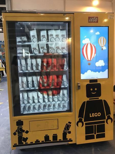 在泳池里掏出透明手机，我的笑容渐渐消失......