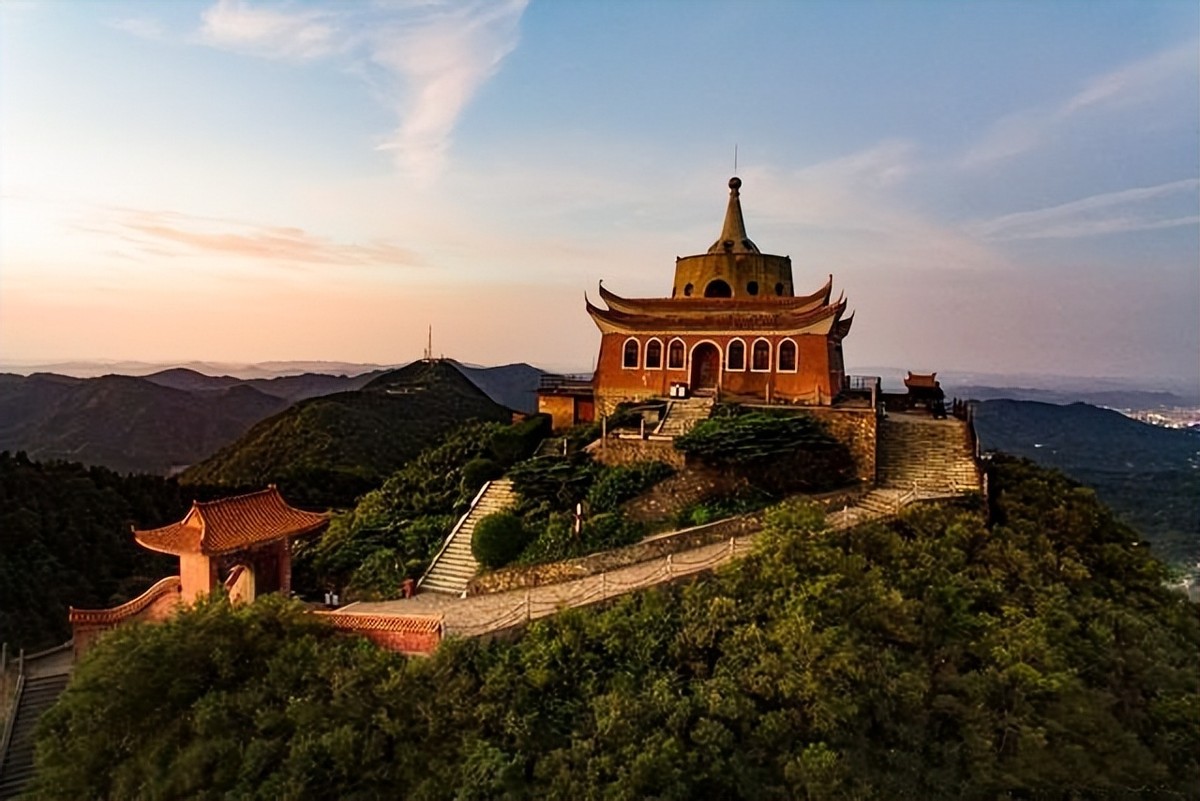 百年前,一位书生在山上写下一首诗,百年后,一代伟人在此诞生