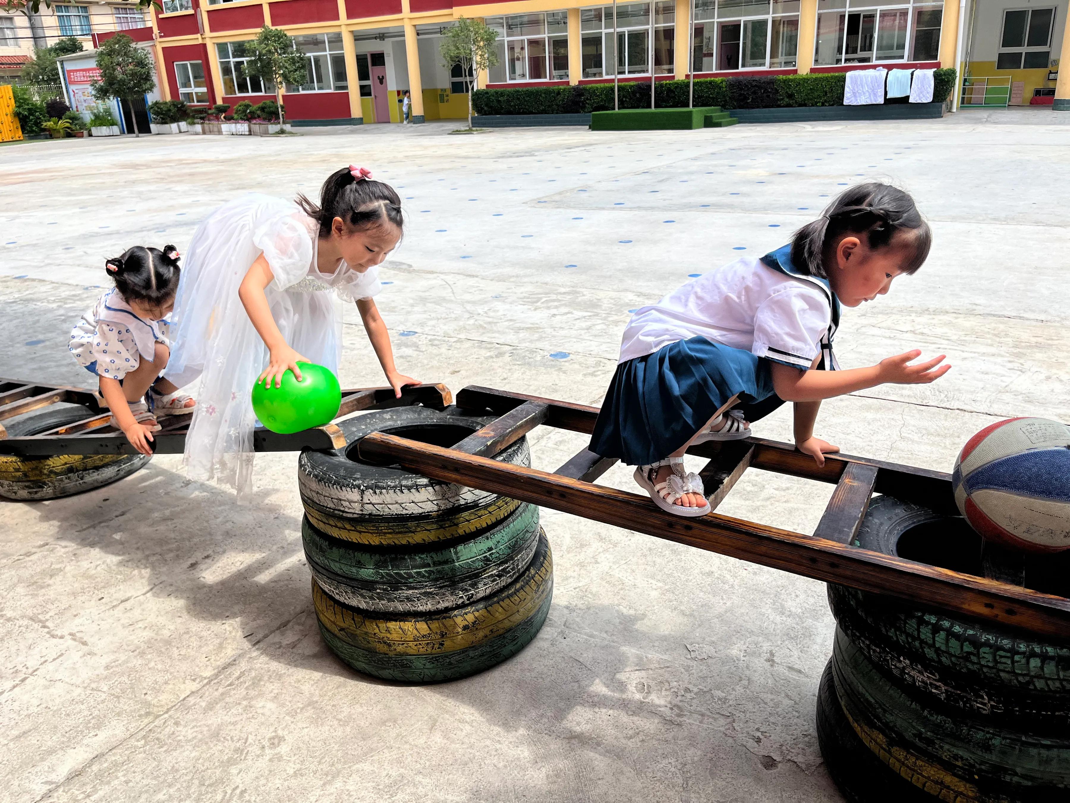 幼儿园室内趣味彩虹布游戏,老虎出洞幼儿园户外游戏