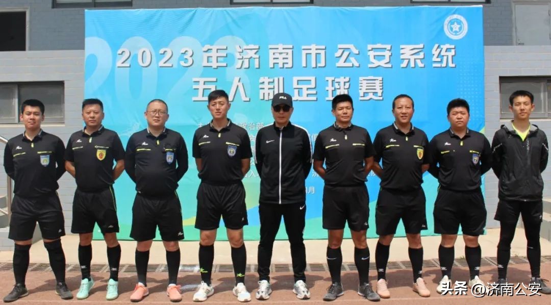 瞧瞧～警察队伍里的“足球小子”！