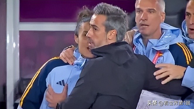 在摄像机上发现：西班牙主教练维尔达触摸球员胸部受到密切关注