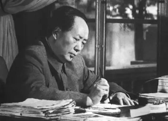 1961年毛主席在庐山开会，看到一位女舞蹈演员楞了：你好像我女儿