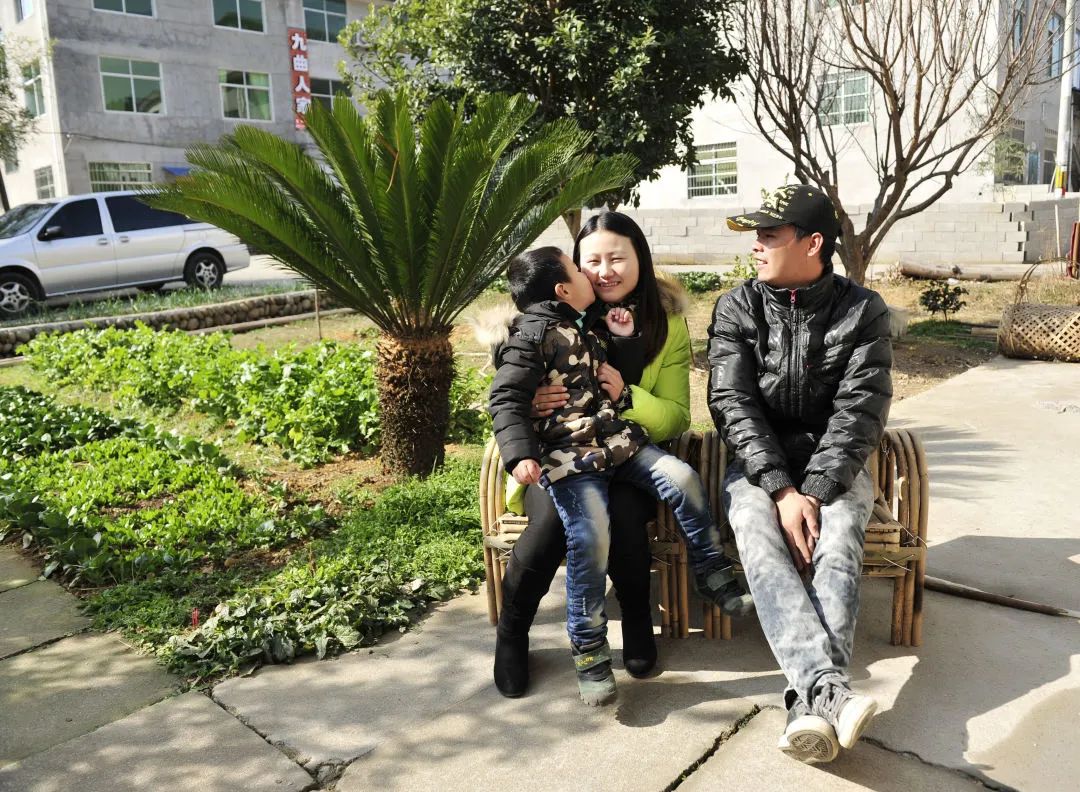 展风采•家故事全国最美家庭陈佳：武夷山九曲溪上的竹排夫妻