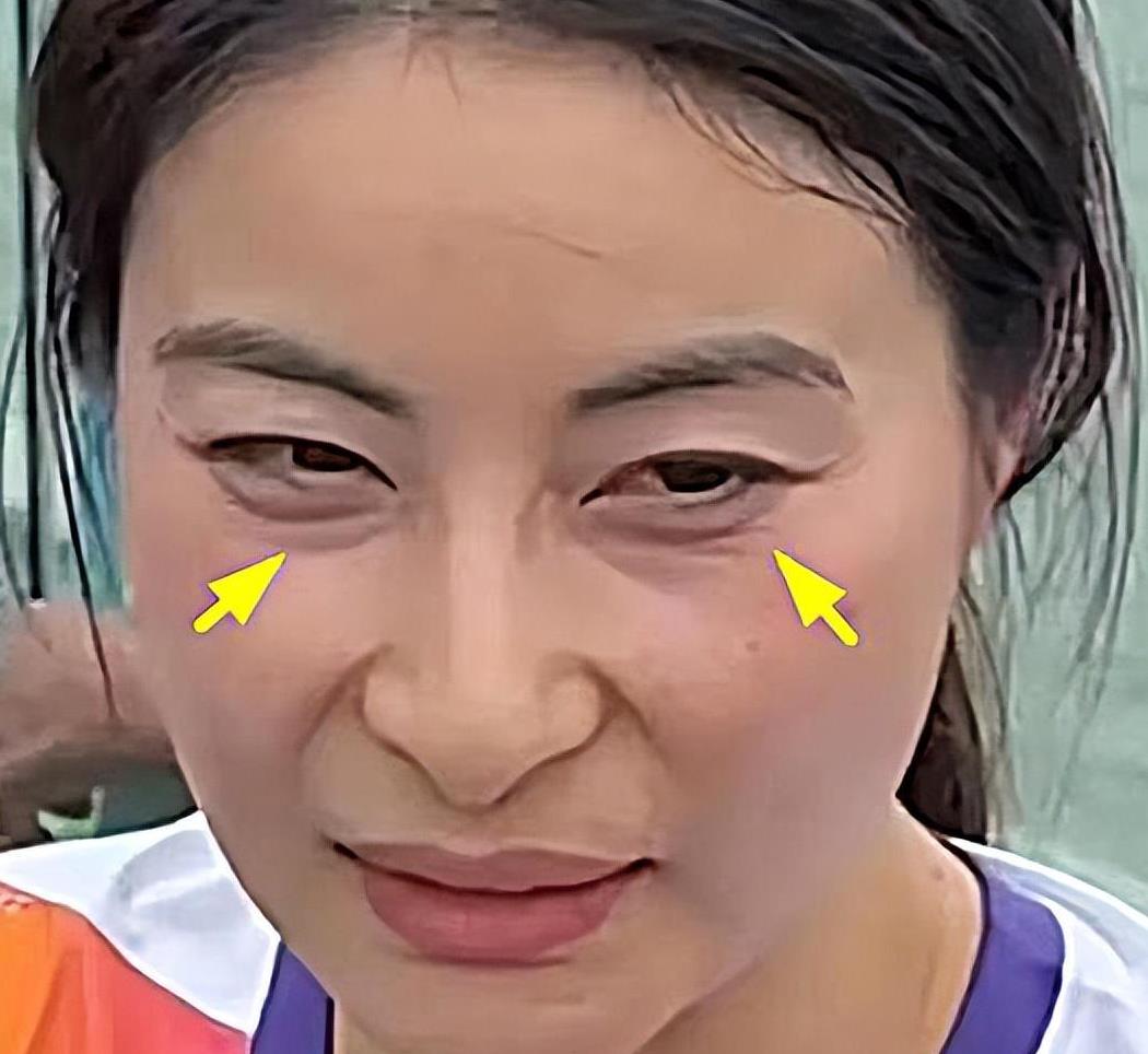 郭晶晶为什么一脸皱纹,郭晶晶罕见戴百万首饰亮相活动