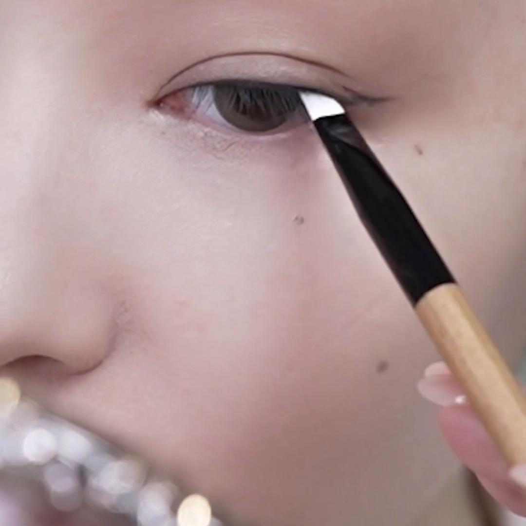 新中式妆容怎么画眼妆,新中式眼妆教程狐狸眼