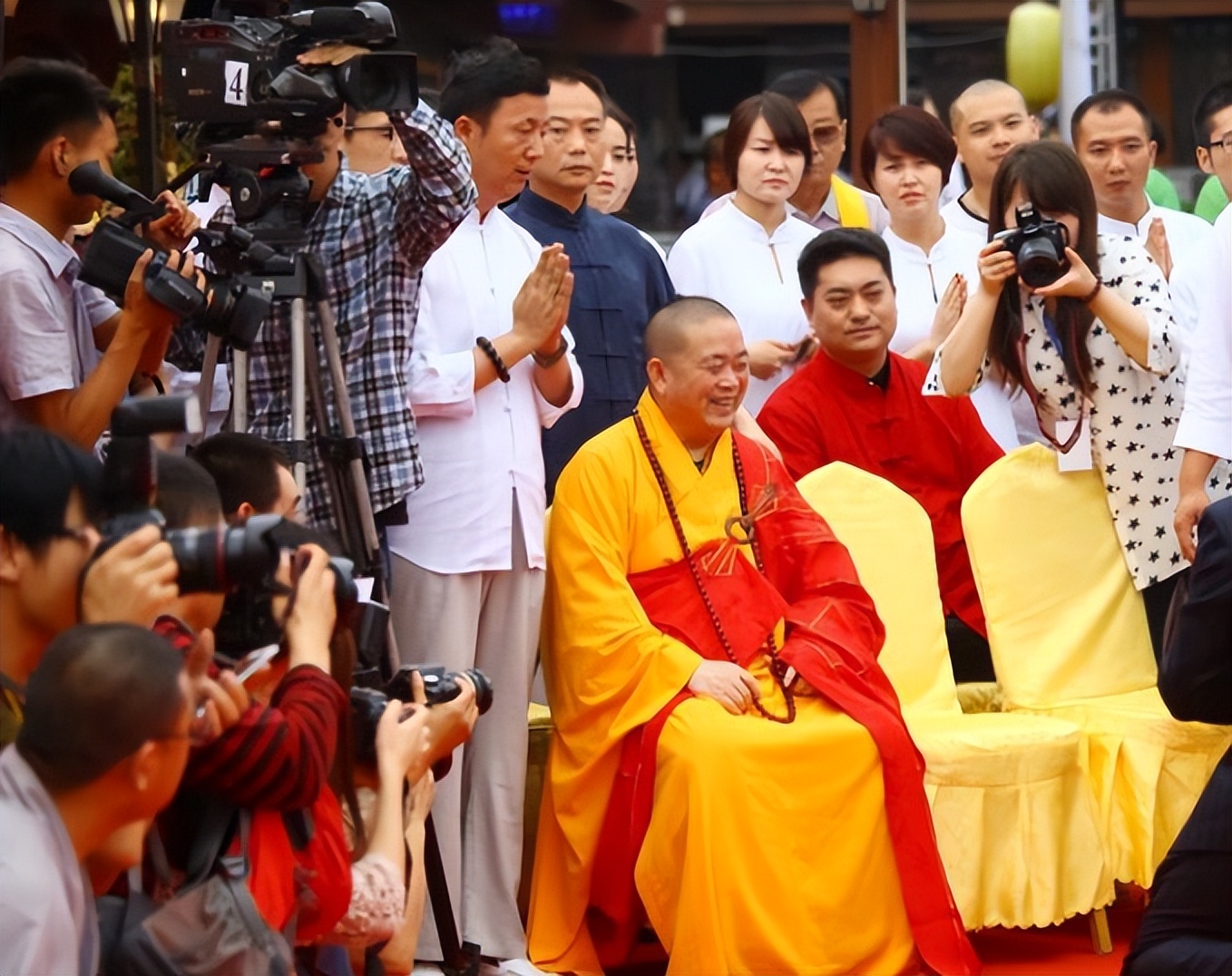 少林寺释永信一年收入多少钱,现在释永信方丈为什么不披袈裟