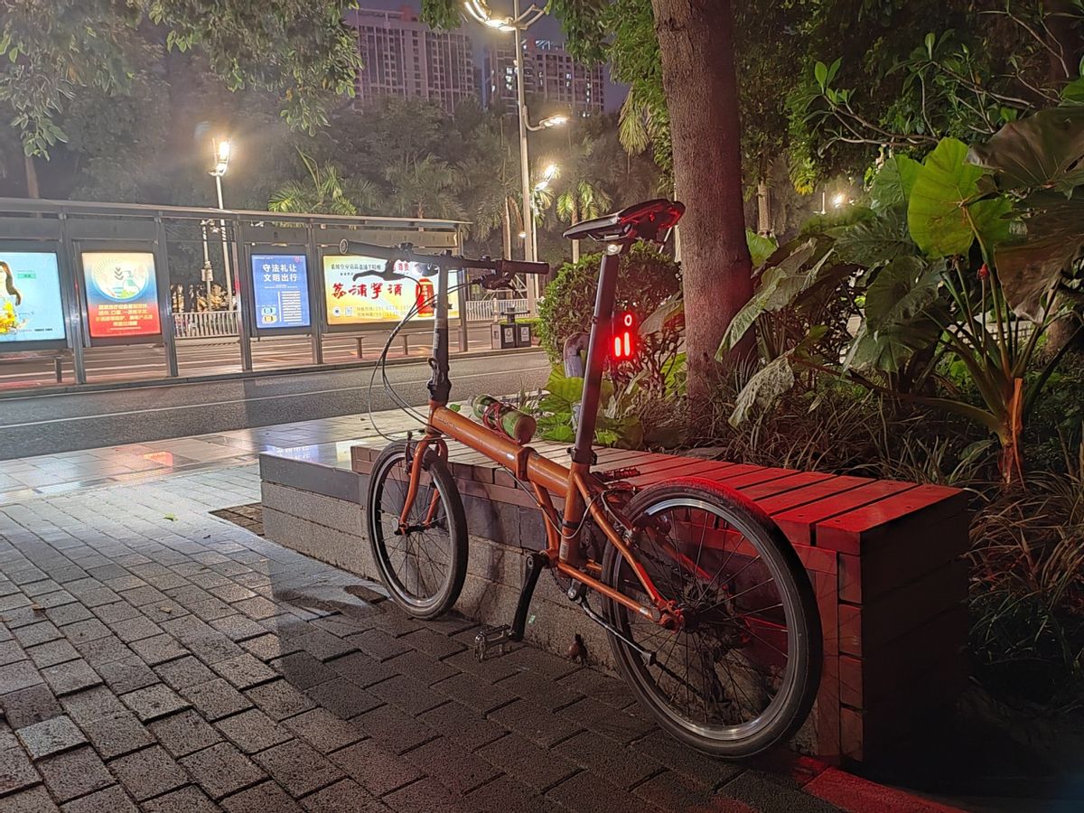 迈极炫seemeedv测评,迈极炫尾灯行车记录仪一直闪白灯