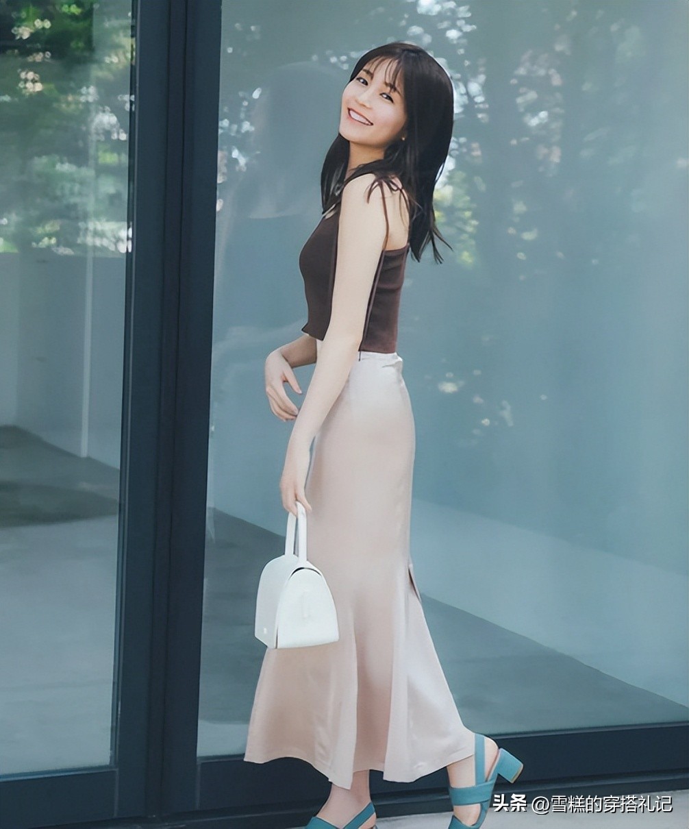 60岁的女人脸色偏黄穿啥颜色好看,黄黑皮女生多穿这3种颜色显气质