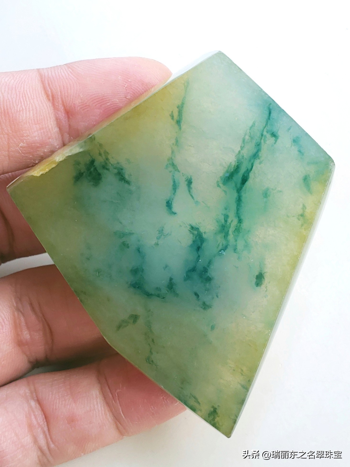 翡翠的新坑和老坑,水果绿底色的翡翠是新坑还是老坑