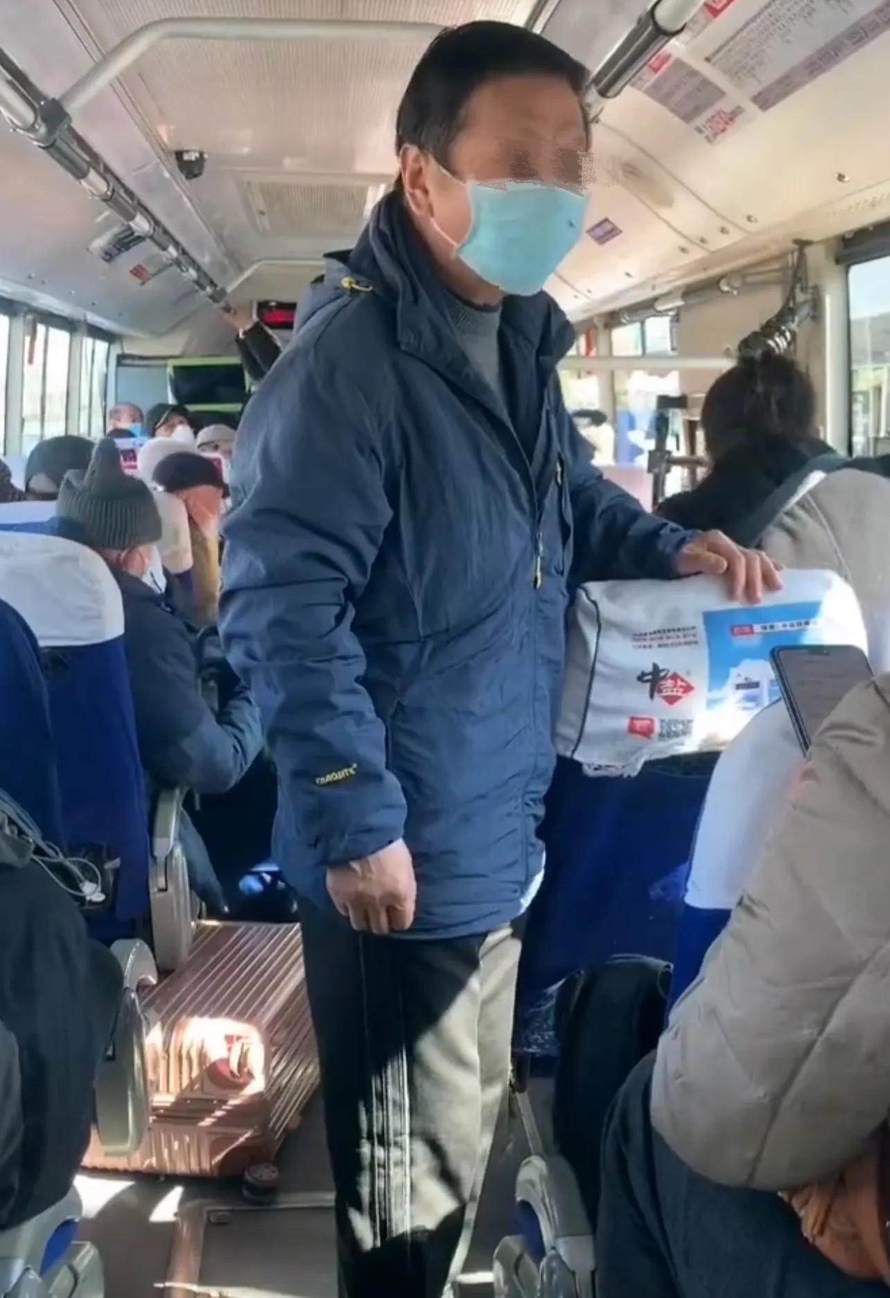 我们是110开头的！北京两男子抢走老人和孩子公交座，大秀优越感