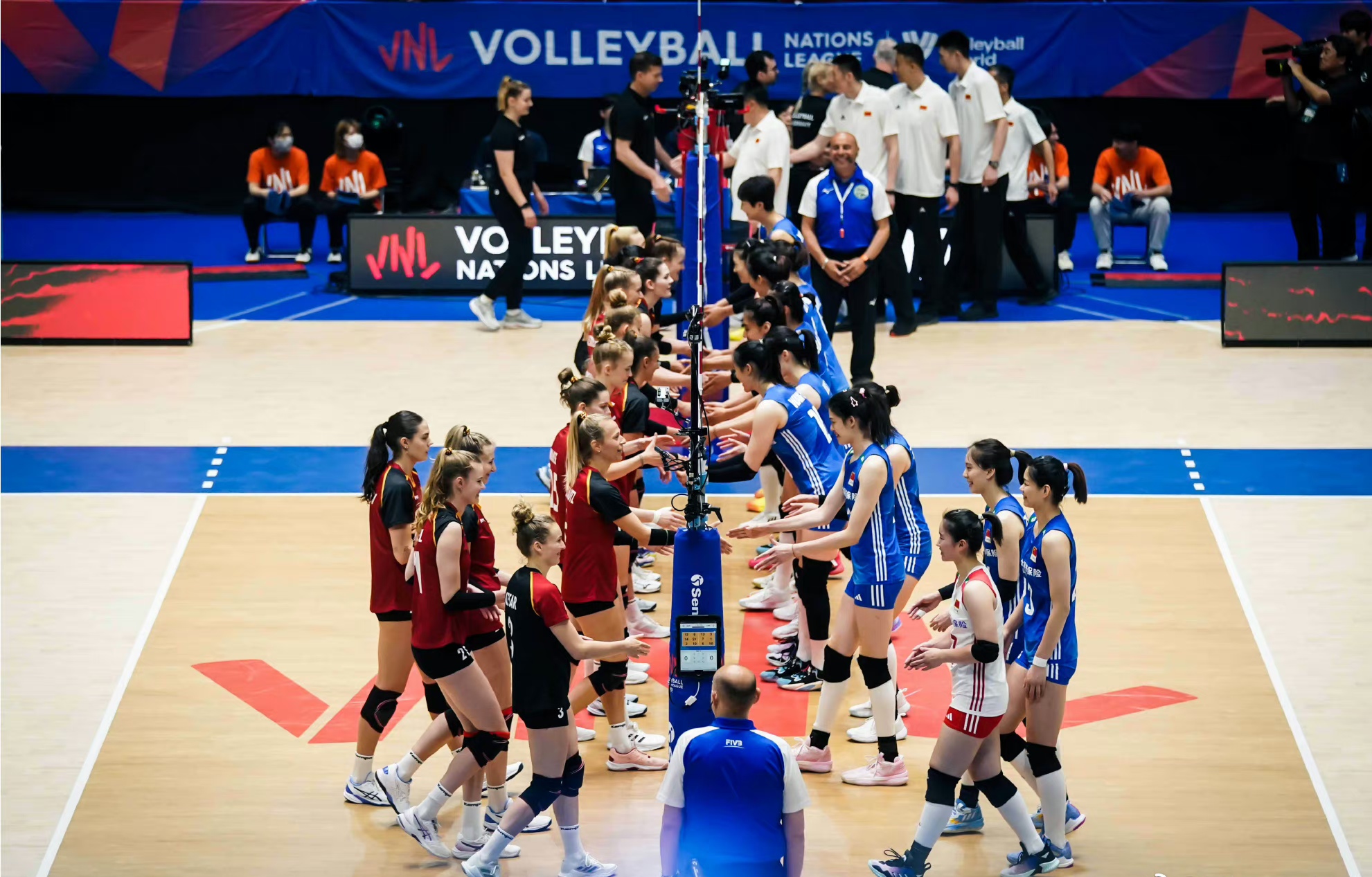 恭喜蔡斌！一样的队服不一样的阵容，中国女排迎来蓝色的胜利喜悦