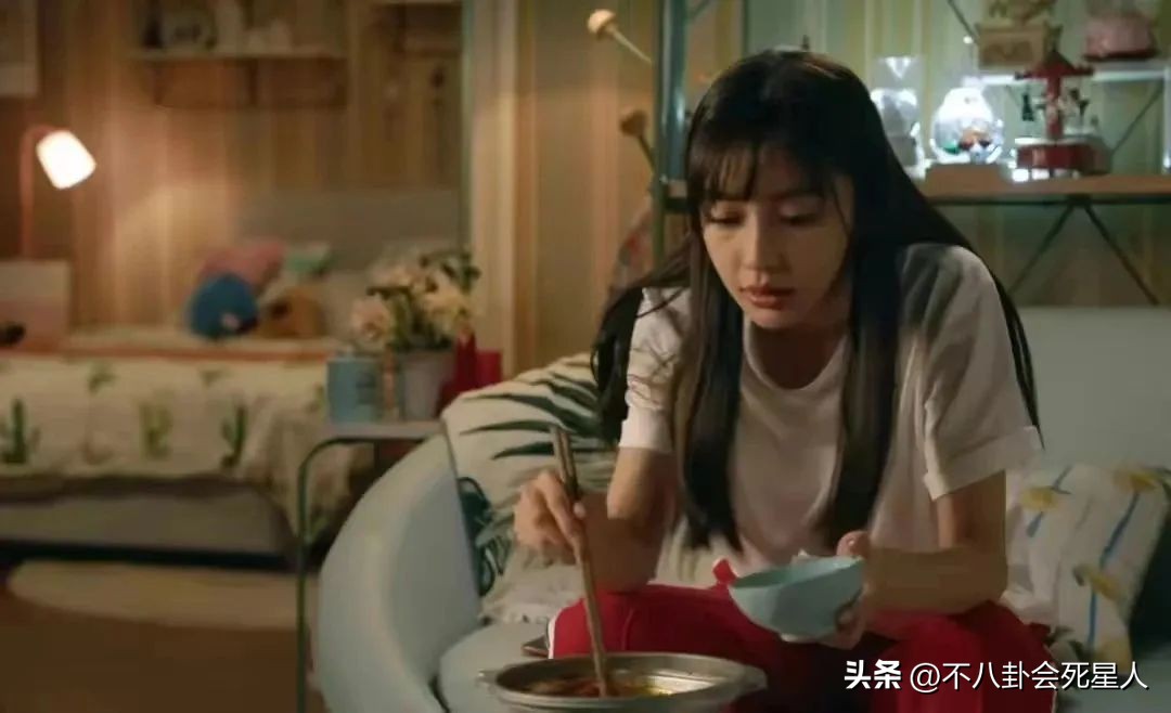 国产剧又见“假穷人”，买二手手机、抢五折牛排，却住北京四合院