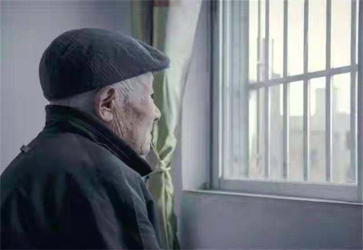 老兵被养老院护工打爆眼球,73岁老人被养老院护工打爆眼球